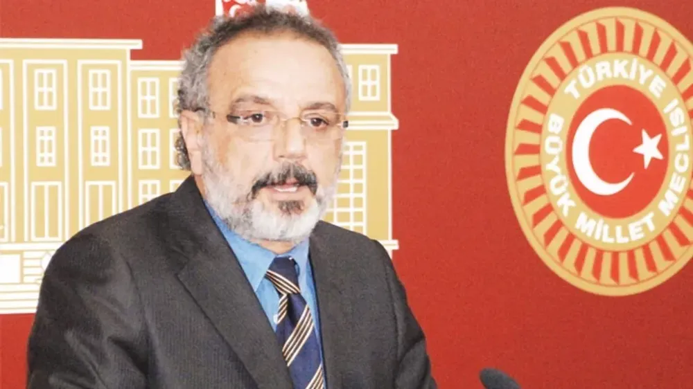 TBMM’DE TANSİYON YÜKSELDİ: SIRRI SAKIK’TAN CUMHURİYET’İN KURUCULARINA “ALÇAK” ÇIKIŞI