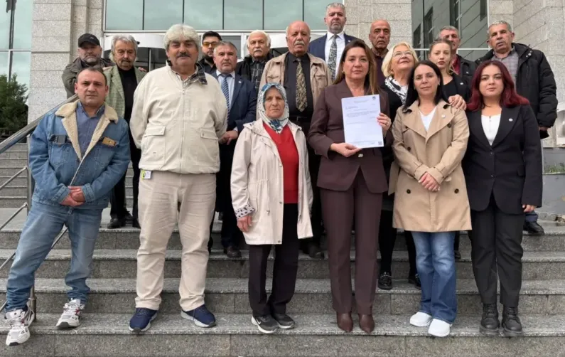 İYİ PARTİ DARICA’DA MAZBATA SEVİNCİ