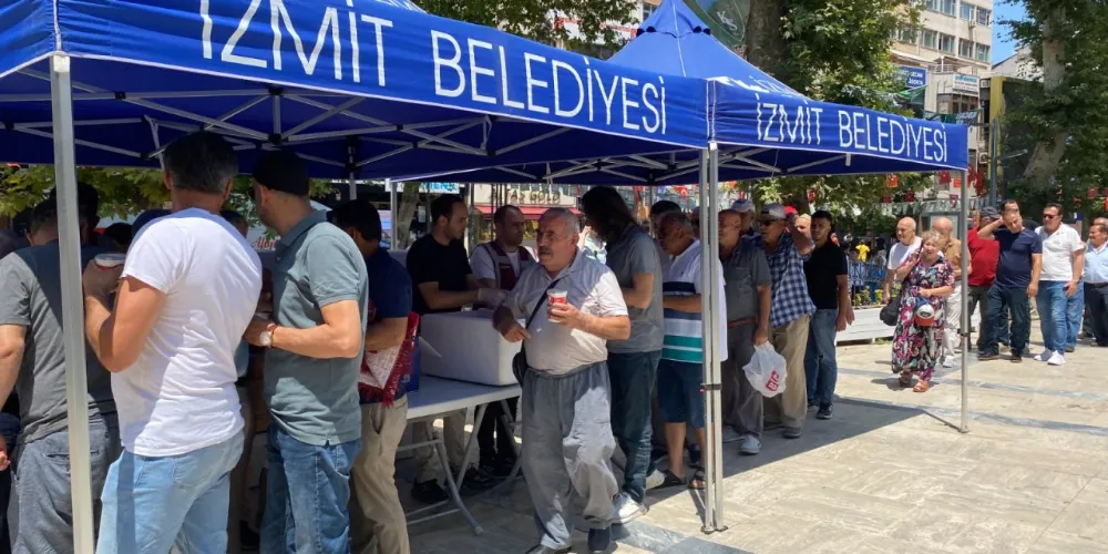İzmit Belediyesi’nden aşure ikramı