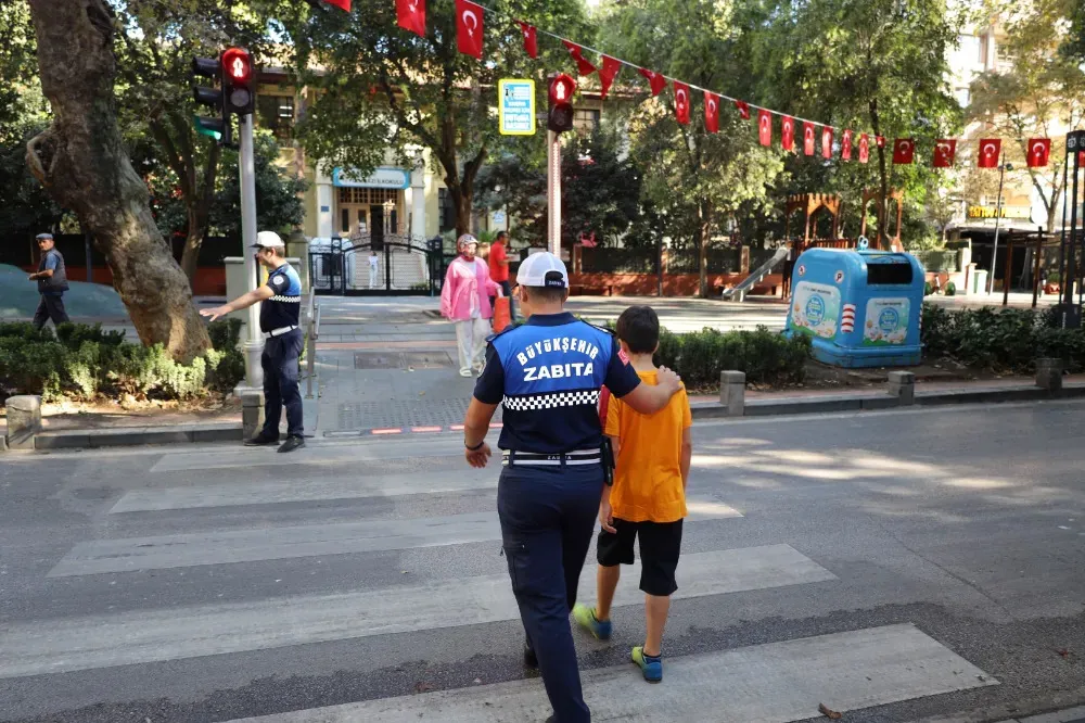 BÜYÜKŞEHİR ZABITASI  OKUL YOLUNU DAHA GÜVENLİ HALE GETİRDİ 