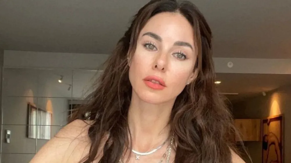 Defne Samyeli’den Güzellik Sırları: Yıllara Meydan Okuyor